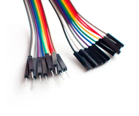 Imagen mostrando las conexiones macho y hembra de los cables Arduino.
