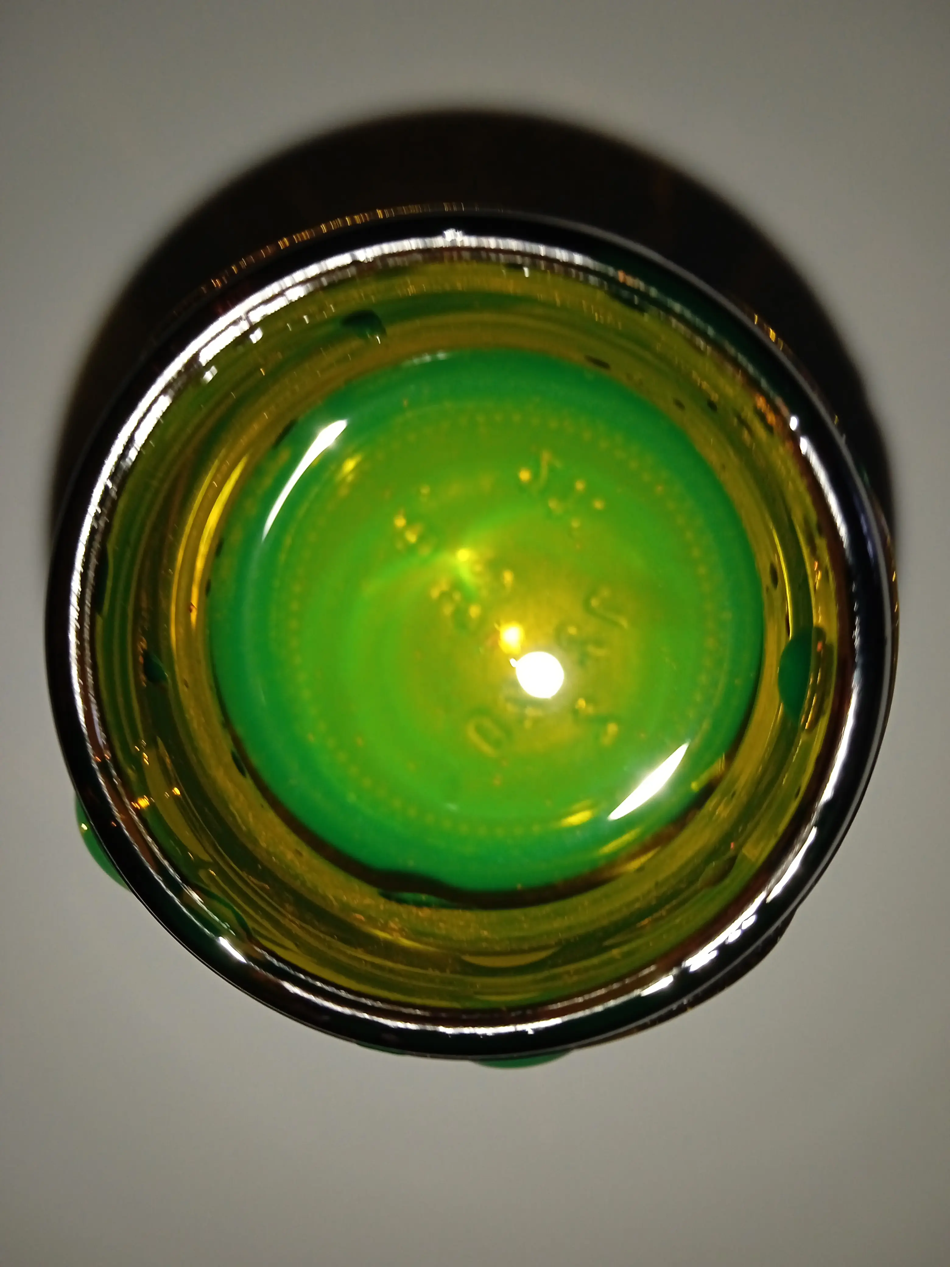 Disolución de agua y fluoresceína.