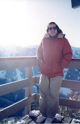 Fotografía de un joven Saul Perlmutter (con 34 años) presenta su primera supernova a alto z en el congreso de distancias cosmológicas en Aspen. Foto en lo alto del teleférico (1993).