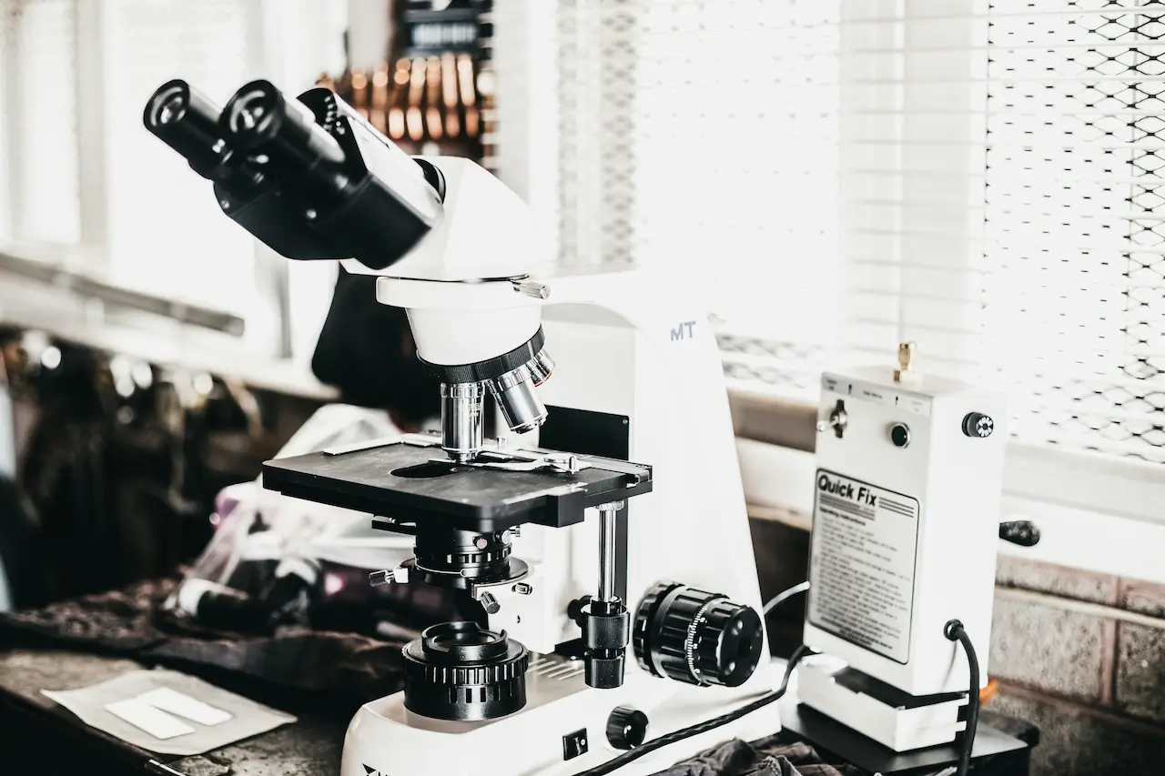 Fotografía de un microscopio moderno.
