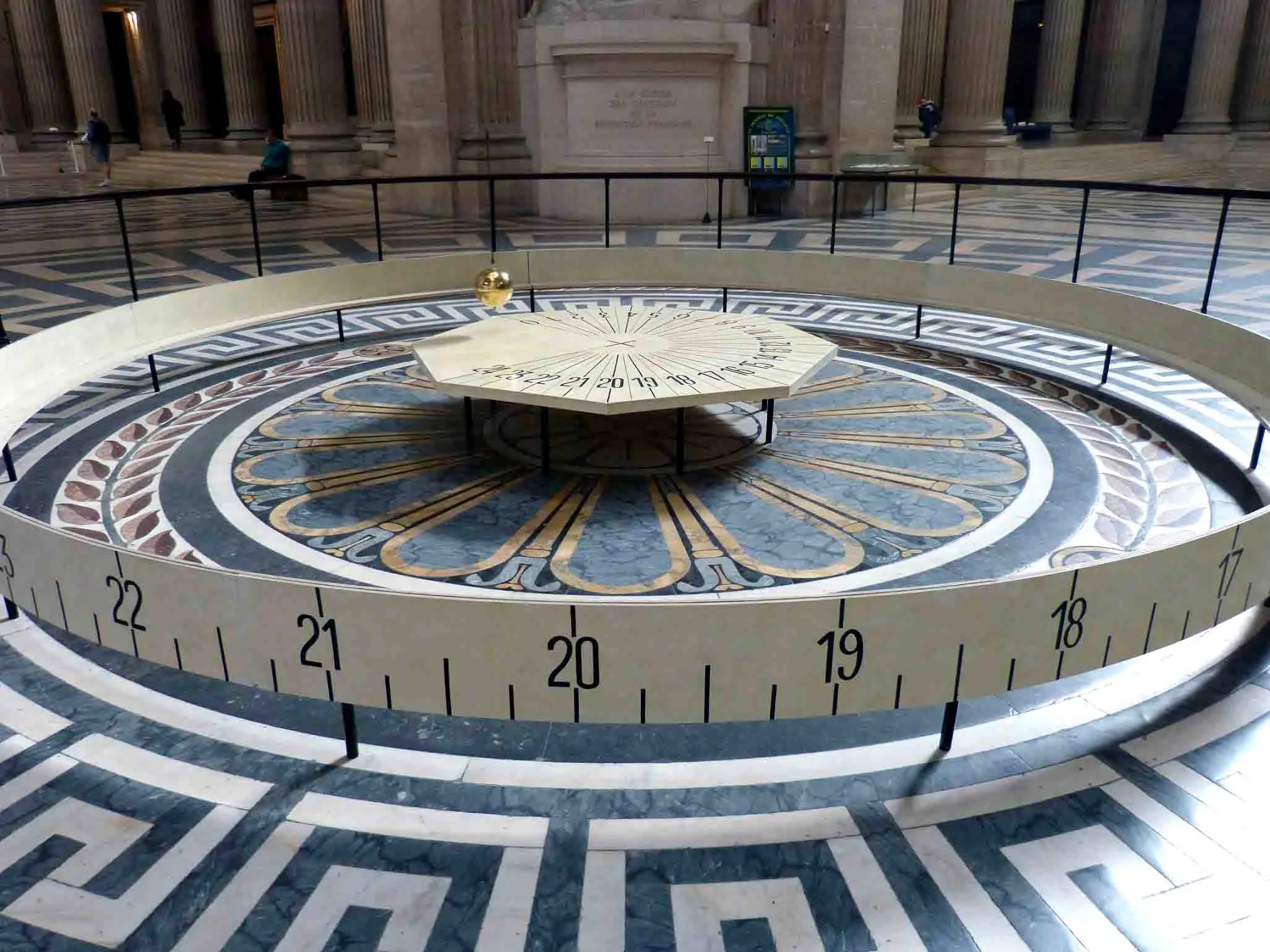 Fotografía de una reproducción del péndulo original en París